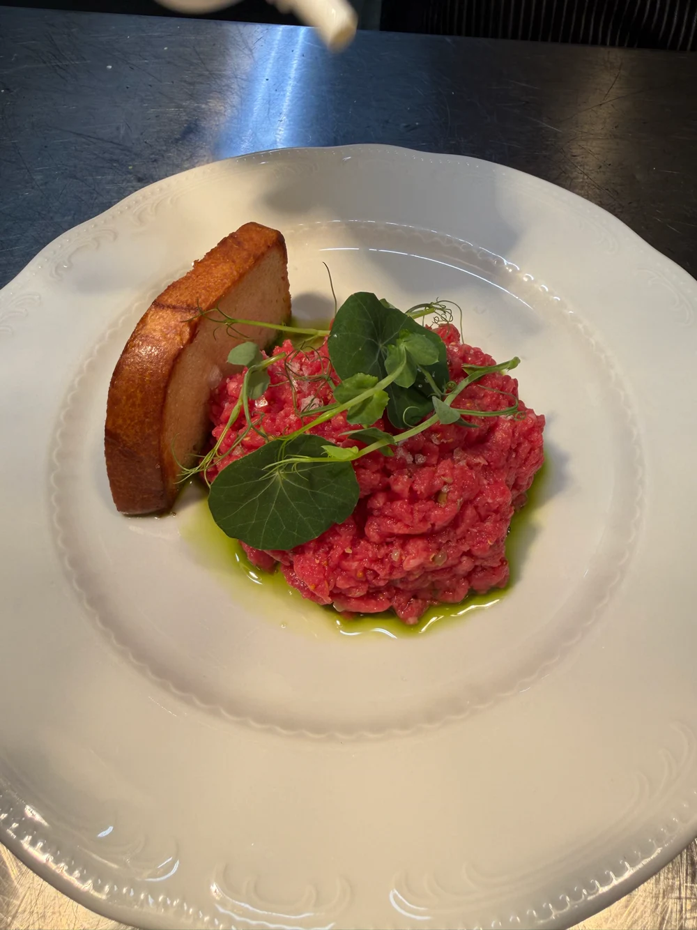 La tartare di Bianchi con pane e foglie fresche