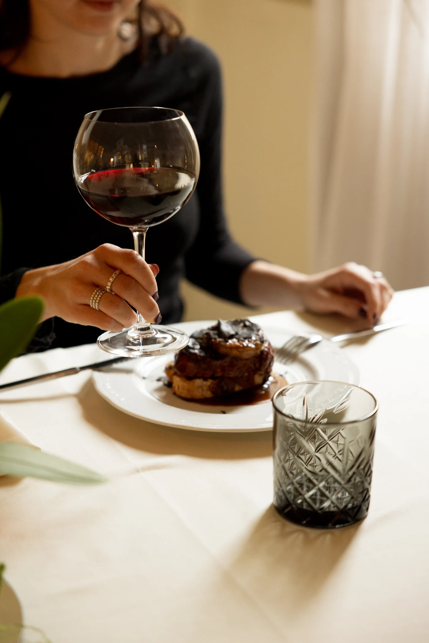 Il servizio a tavola da Bianchi: un piatto e un calice di vino