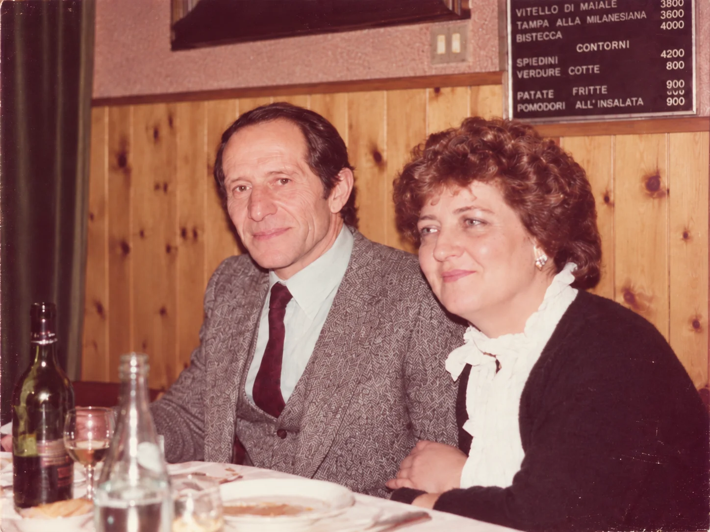 Sergio e Fidelma insieme nella loro trattoria, in una fotografia storica